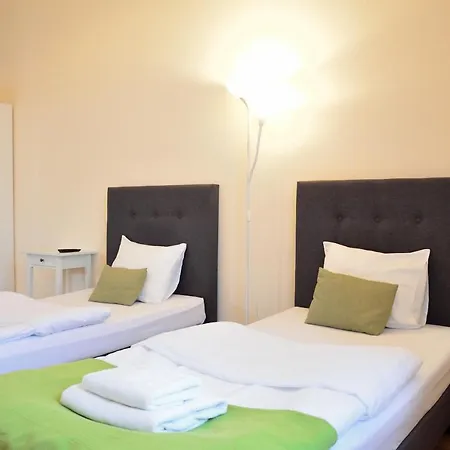 לינה וארוחת בוקר Wenderedu Business Center 3*